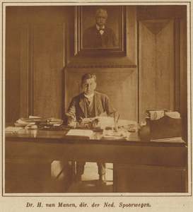 105628 Portret van dr. H. van Manen (1874-1943), directeur van de Nederlandsche Spoorwegen (1920-1938), zittend aan ...